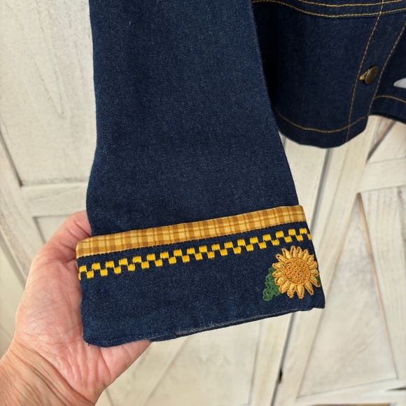 Women’s Garden Floral Embroidered Denim Jacket - Picture 6 of 12